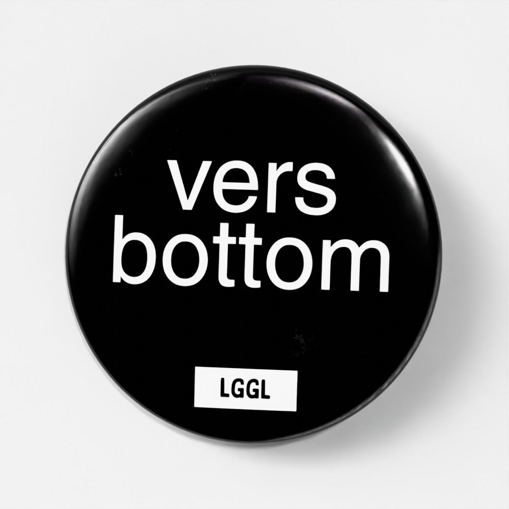 Dark round kinky pin featuring "vers bottom" text