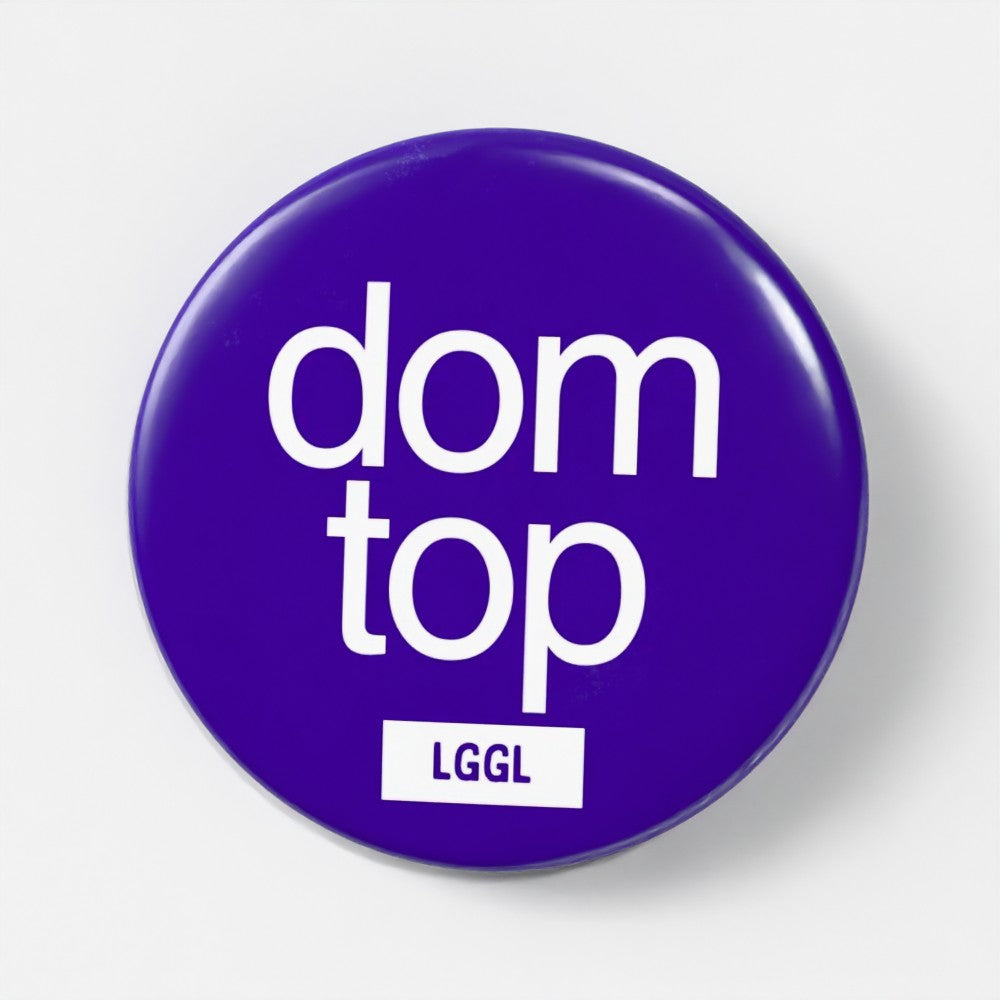 A blue fetish badge showing "dom top" text