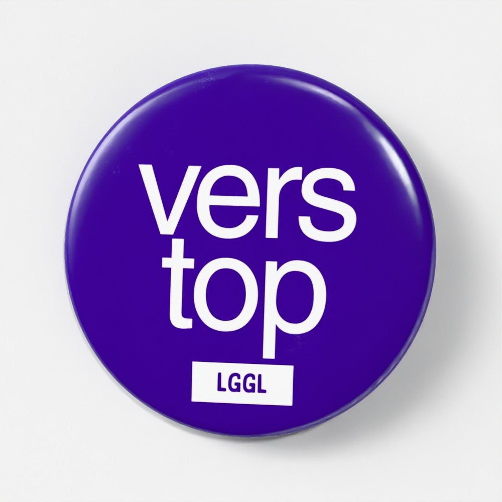 "Vers top" written on a gay pride accessory