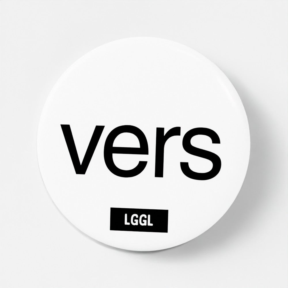 Round white pin badge with "vers" text
